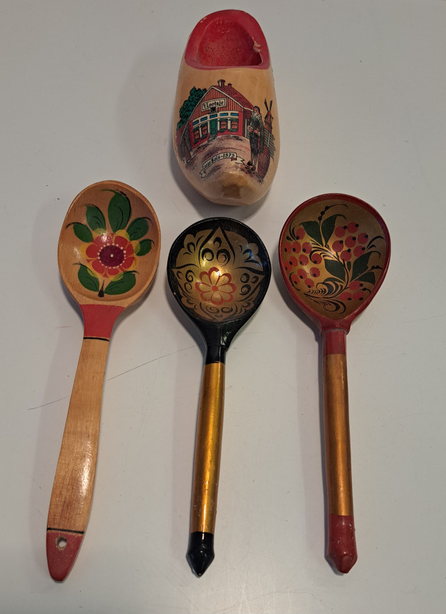 Puiset koristelusikat ja puukenkä