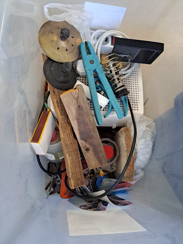 TIFFANY töihin liittyvää tavaraa kaksi laatikollista