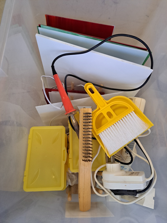 TIFFANY töihin liittyvää tavaraa kaksi laatikollista