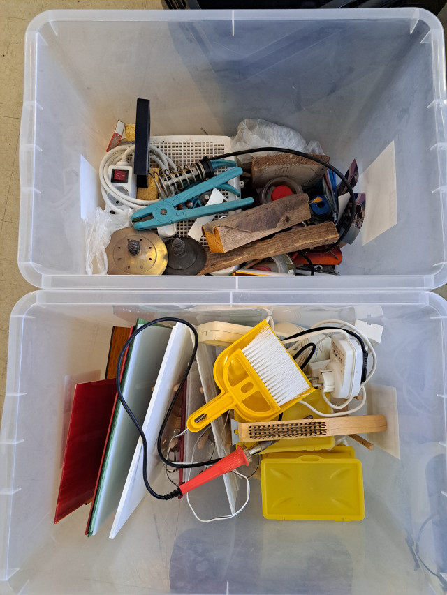 TIFFANY töihin liittyvää tavaraa kaksi laatikollista