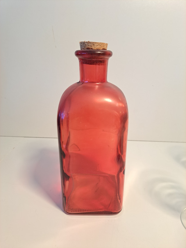 Punainen lasipullo