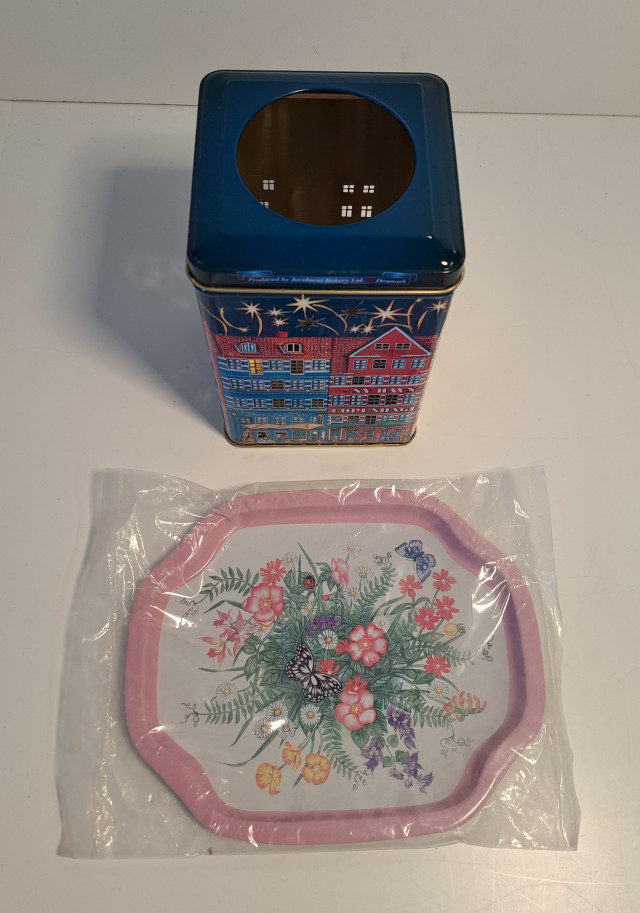 Peltinen astia ja avaamaton pieni peltitarjotin