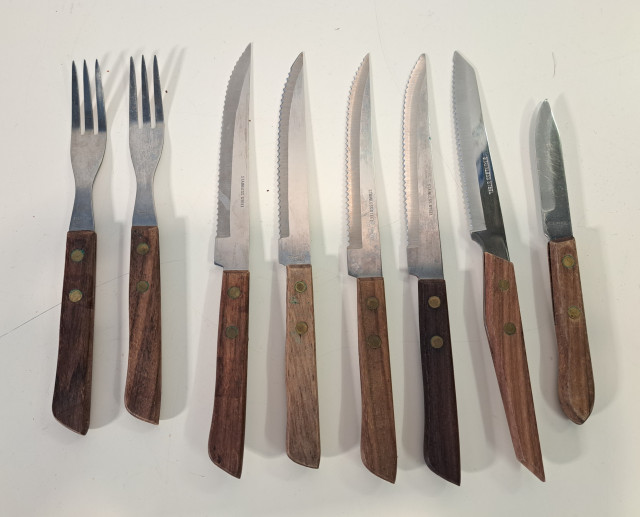 Sekaerä Teak veitsiä ja haarukoita