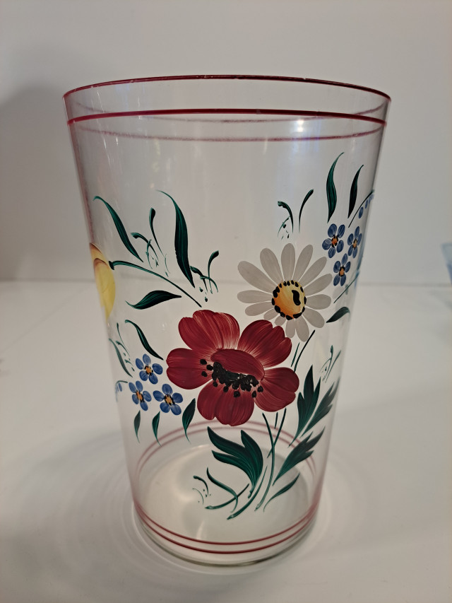 Käsin maalattu maljakko