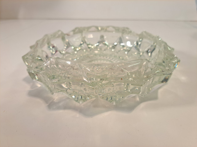 Iso lasinen tuhkakuppi