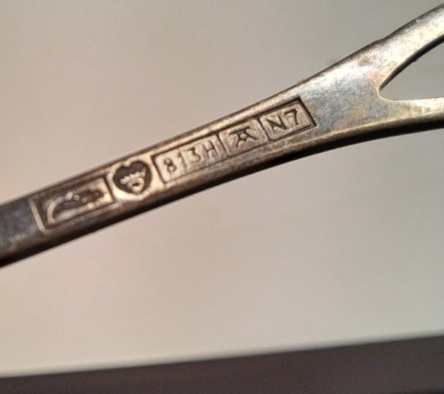 Hopeaa leimoilla 813 ja 916