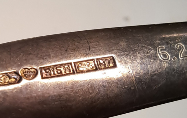 Hopeaa leimoilla 813 ja 916