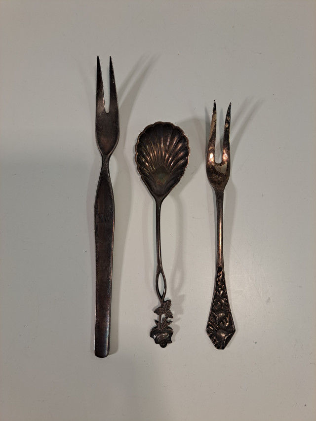 Hopeaa leimoilla 813 ja 916