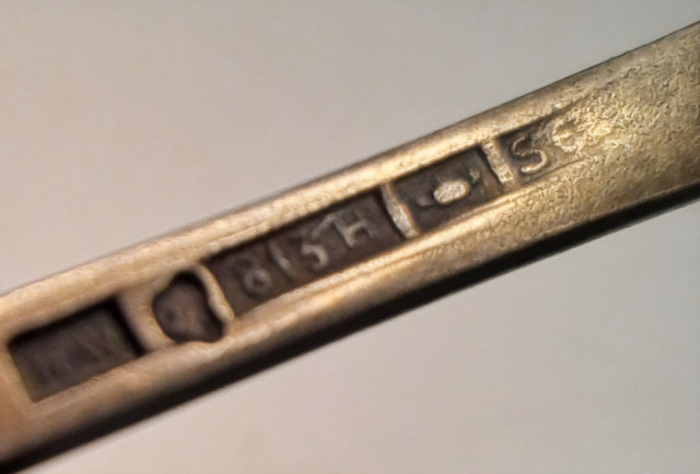 Hopeaa leimoilla 813 ja 916