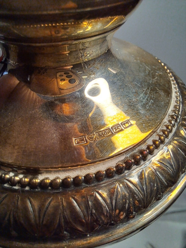 Hopeiset Pilari kynttilänjalat