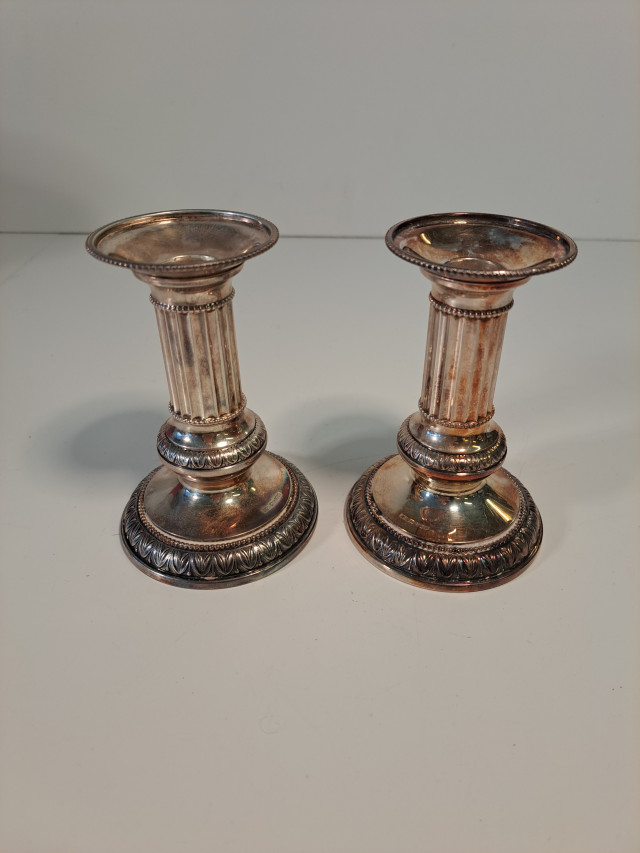 Hopeiset Pilari kynttilänjalat