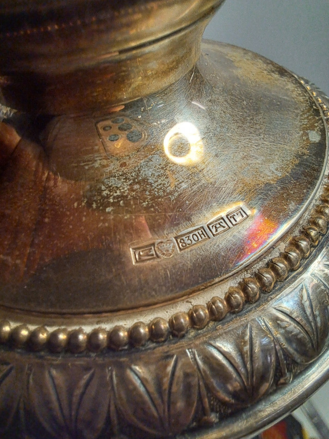 Hopeiset Pilari kynttilänjalat