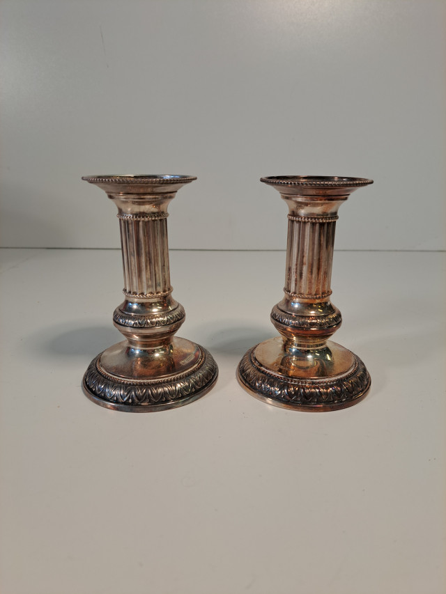 Hopeiset Pilari kynttilänjalat