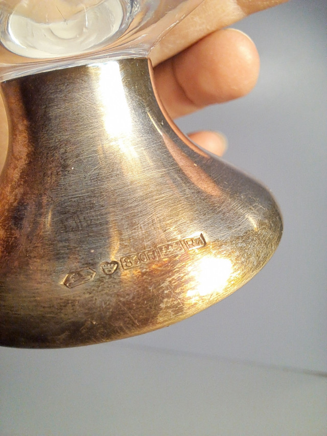 Kristalliset sokerikko ja kermakko hopeajaloilla