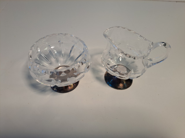 Kristalliset sokerikko ja kermakko hopeajaloilla