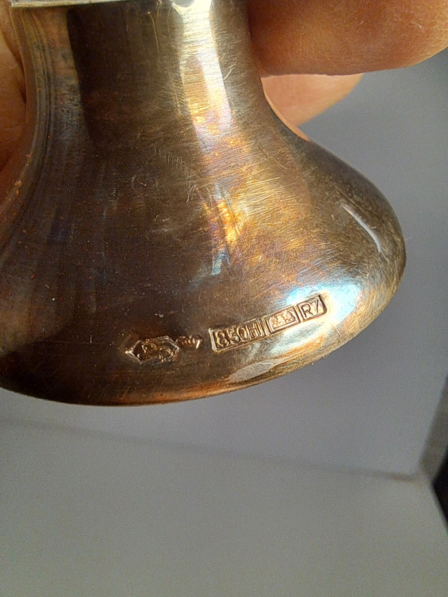 Kristalliset sokerikko ja kermakko hopeajaloilla