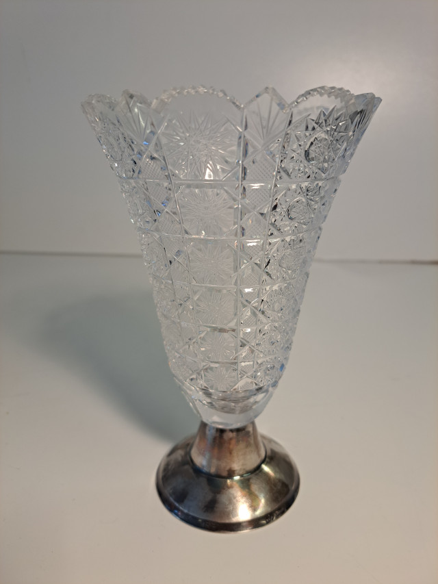 Kristallimaljakko hopeajalalla