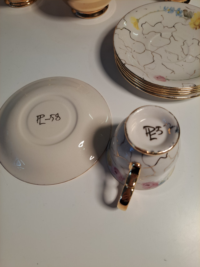 Pieni käsinmaalattu kahviastiasto (6 kuppia ja asettia)