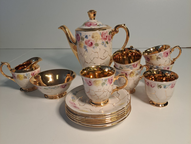 Pieni käsinmaalattu kahviastiasto (6 kuppia ja asettia)