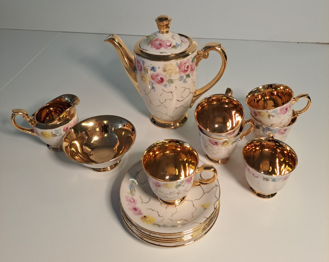 Pieni käsinmaalattu kahviastiasto (6 kuppia ja asettia)