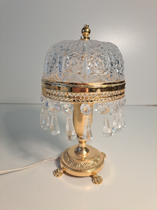 Kristallinen pieni pöytälamppu (vanhalla pistokkeella)