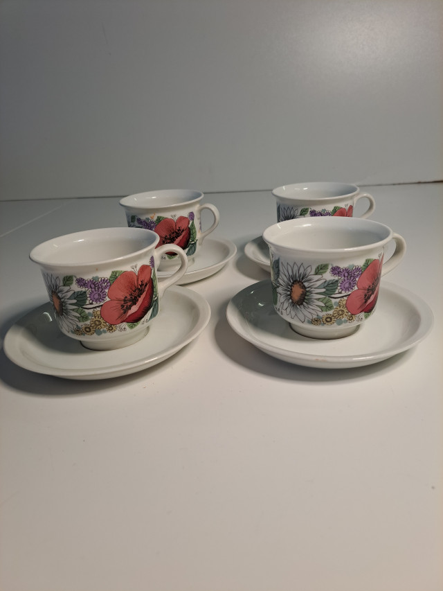 Arabian lautaset ja kupit