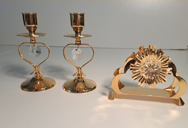 Kynttilänjalat ja servettiteline