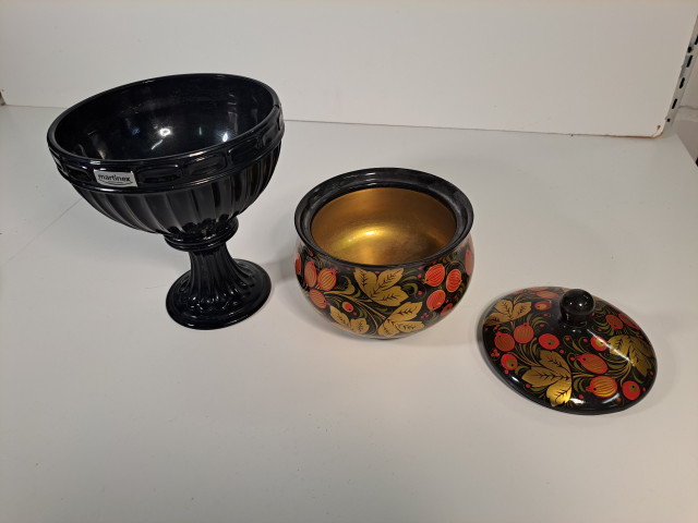 Tarjoilumalja ja kannellinen puuastia