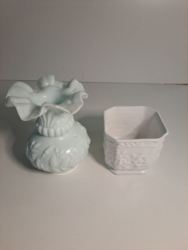 Valkoinen lasimaljakko ja keraaminen ruukku