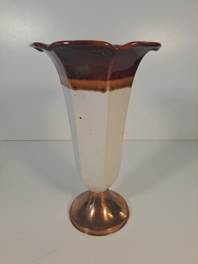 Vintage Turun Hopea-maljakko messinkijalustalla