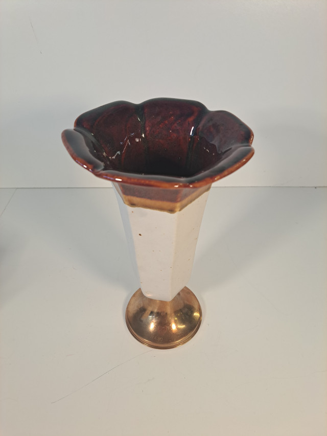 Vintage Turun Hopea-maljakko messinkijalustalla