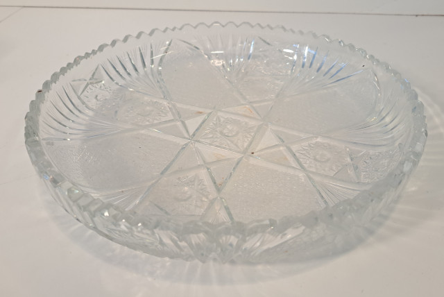 Tarjoiluastia kristallia