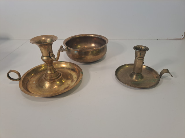Messinkiset kynttilänjalat ja -astia