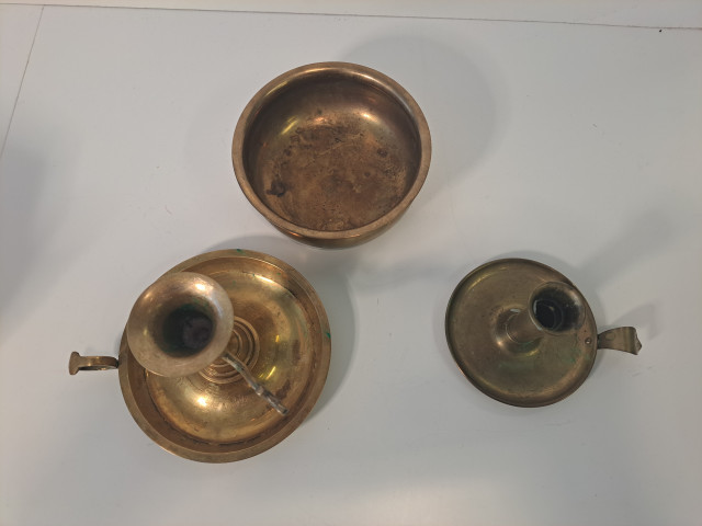 Messinkiset kynttilänjalat ja -astia
