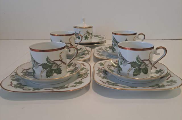 Kahviastiat posliinia, Hackefors ruotsalaista