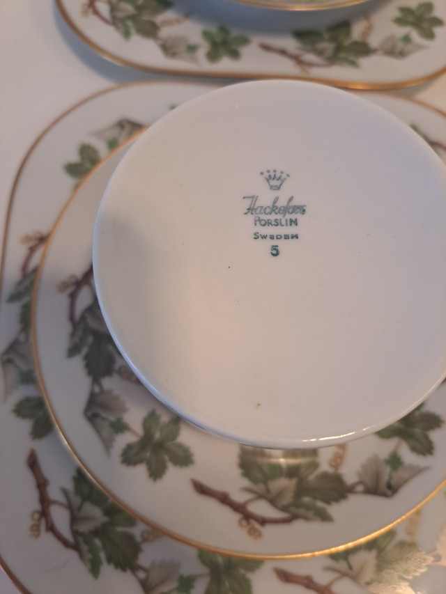 Kahviastiat posliinia, Hackefors ruotsalaista