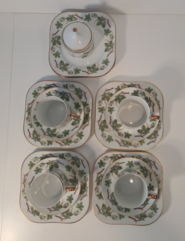 Kahviastiat posliinia, Hackefors ruotsalaista