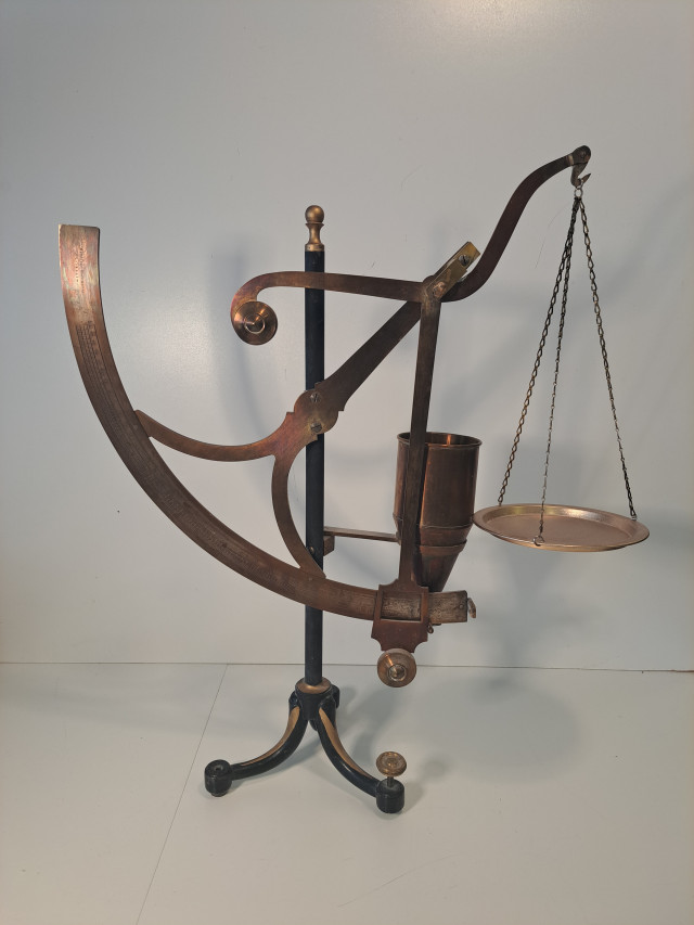 Antiikkinen paperivaaka 1900-luvun alusta (lautanen uusittu).