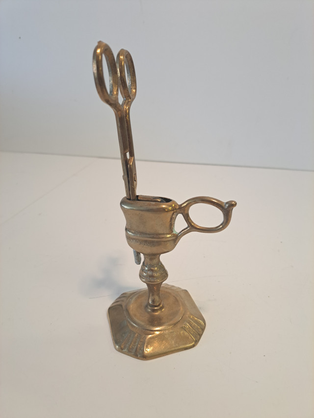 Antiikkinen kynttilänsammutin+teline messinkiä