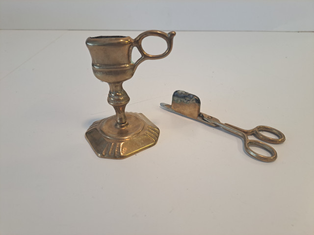 Antiikkinen kynttilänsammutin+teline messinkiä