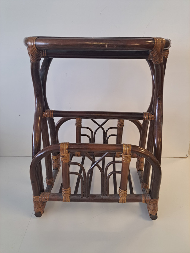 Rottinkinen apupöytä/lehtiteline