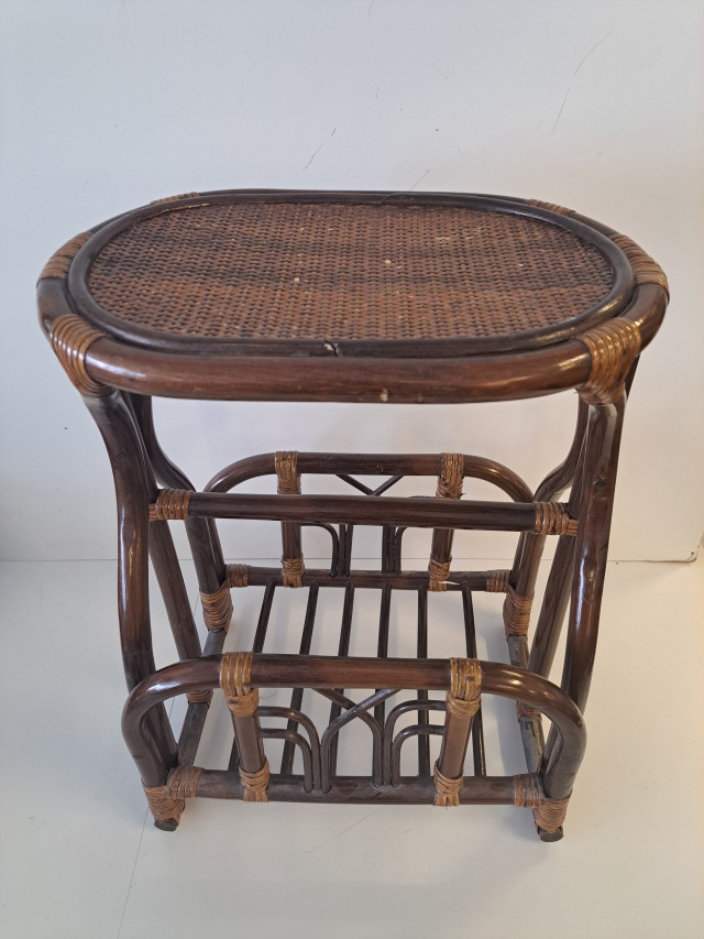 Rottinkinen apupöytä/lehtiteline