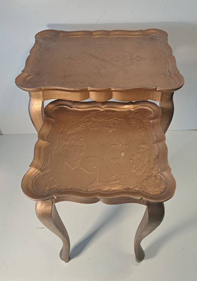 Puiset maalatut apupöydät 2kpl