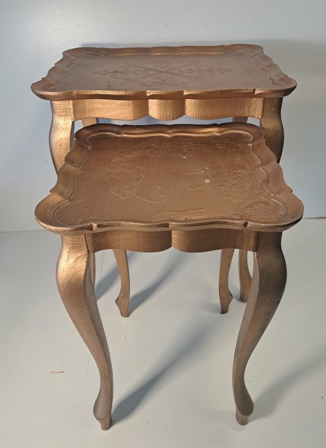 Puiset maalatut apupöydät 2kpl