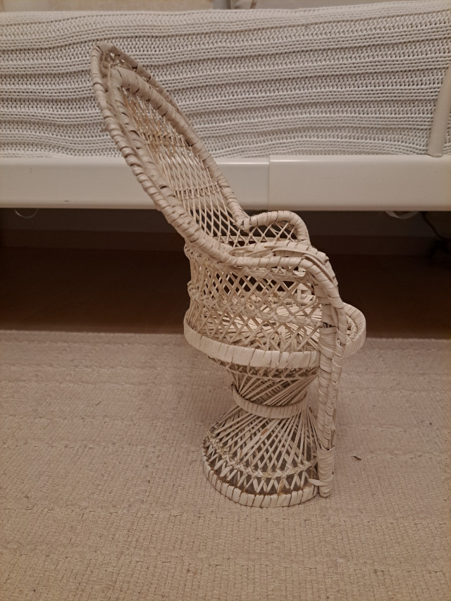 Nuken rottinkinen Riikinkukkotuoli/kukkateline