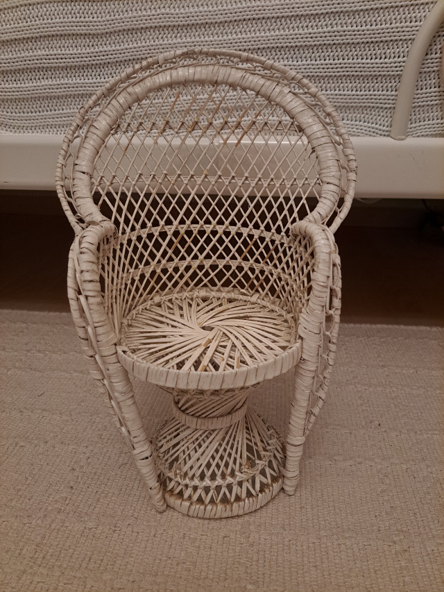 Nuken rottinkinen Riikinkukkotuoli/kukkateline