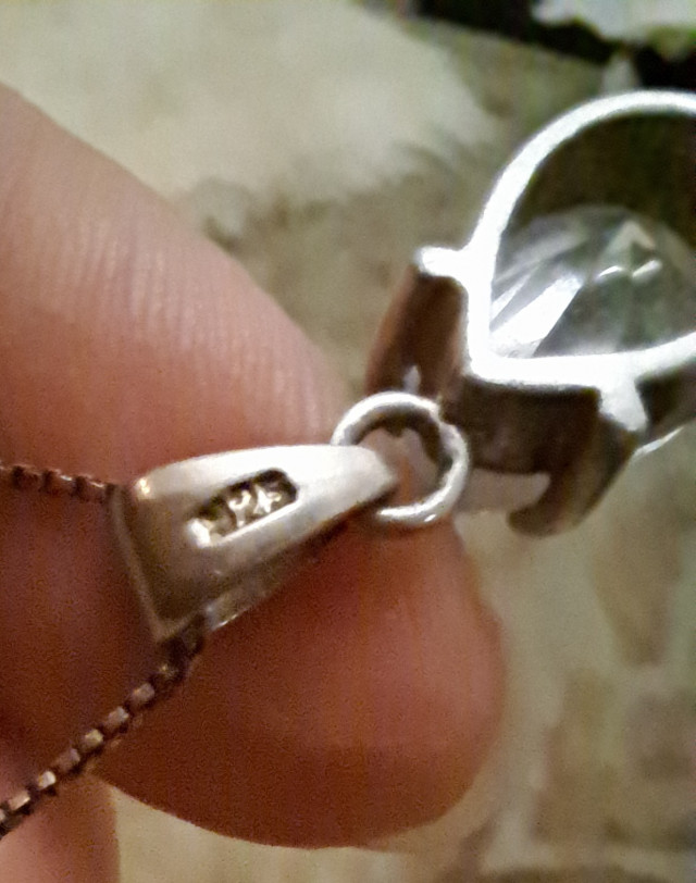 Hopeariipus zirkonilla ja hopeaketju