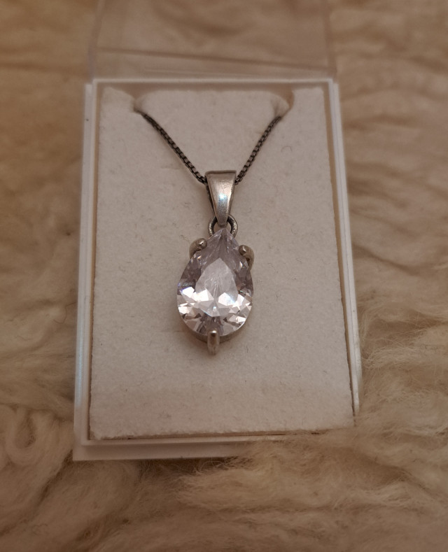 Hopeariipus zirkonilla ja hopeaketju