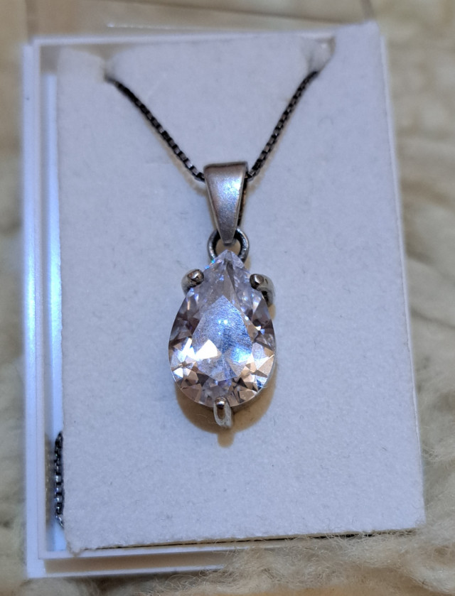 Hopeariipus zirkonilla ja hopeaketju