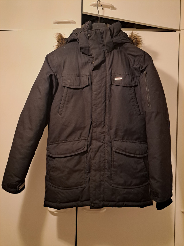 Musta poikien untuvatakki Everest